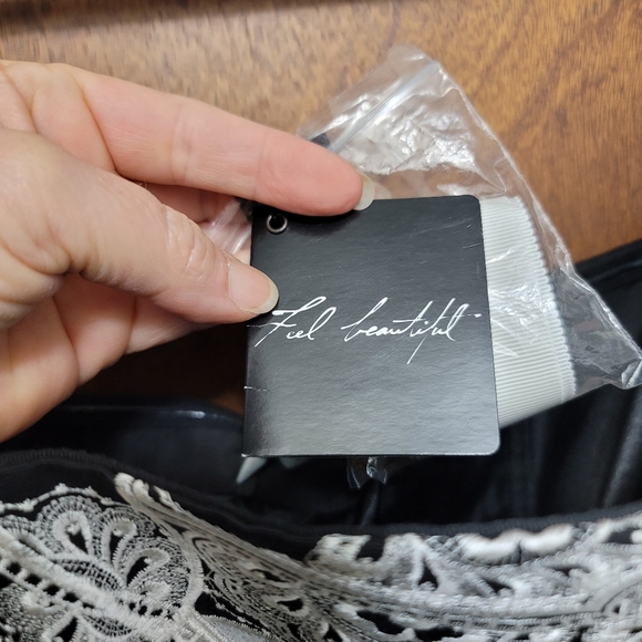 NWT.  White House/Black Market little black dress.  Size 6.  (538) - Picture 7 of 9